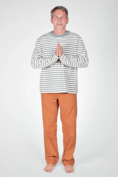 Frontansicht ganzes Model vom Longsleeve "Paul" in eisblau beige gestreift