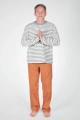 Frontansicht ganzes Model vom Longsleeve "Paul" in eisblau beige gestreift