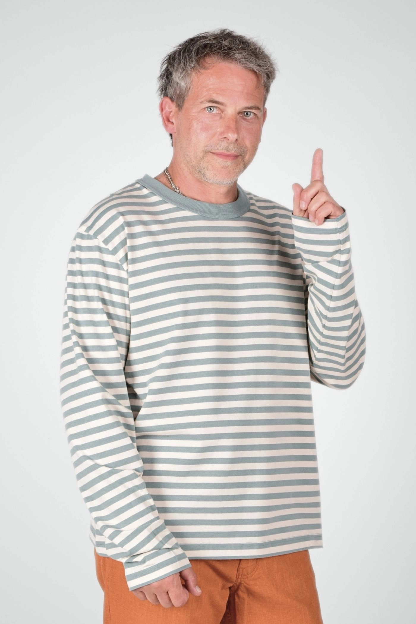 seitliche Perspektive vom Longsleeve "Paul" in eisblau beige gestreift