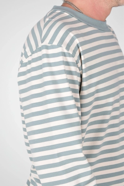 Detail der Streifen vom Longsleeve "Paul" in eisblau beige gestreift
