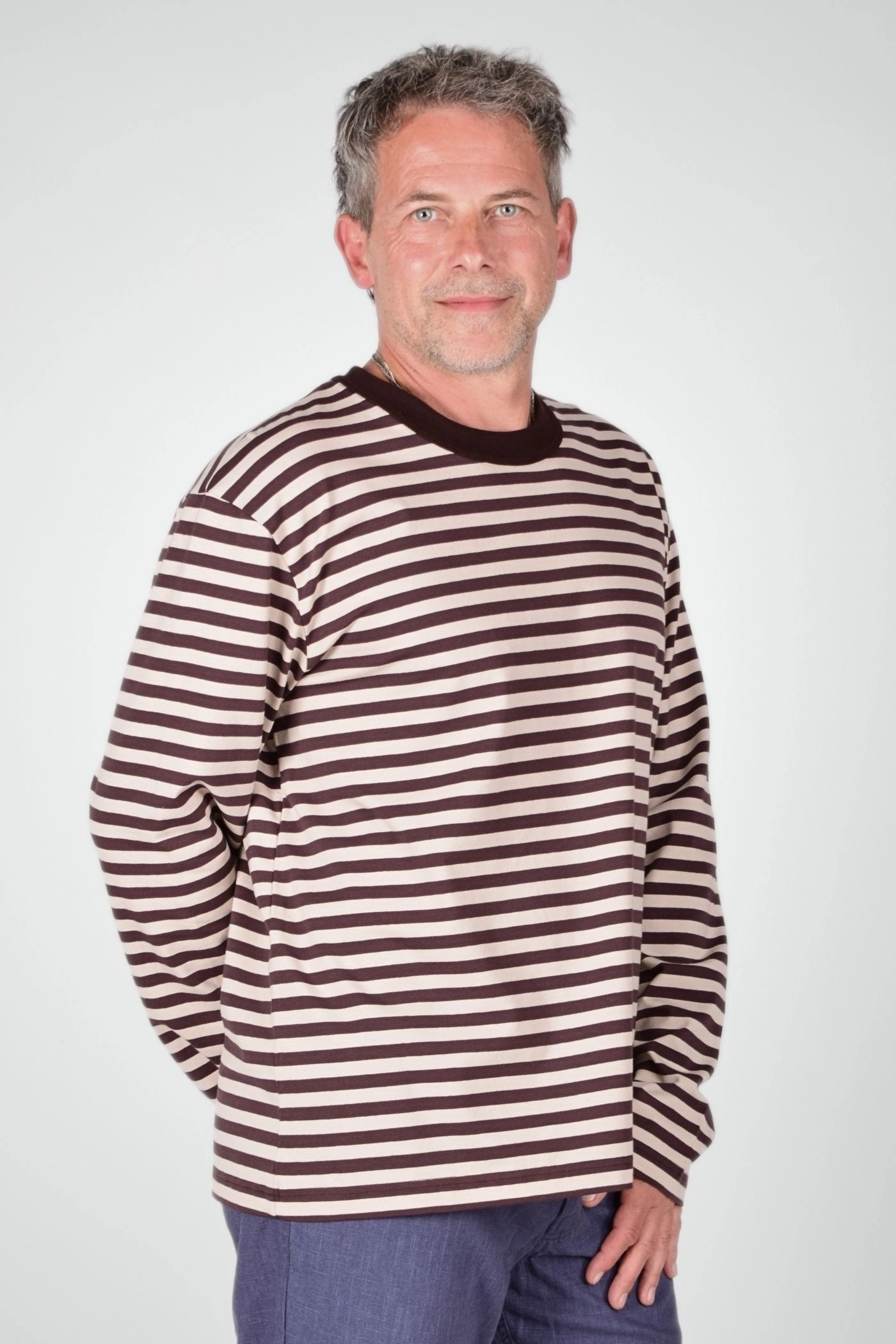 Frontansicht vom Langarmshirt "Paul" aus Baumwolle in braun beige getsreift