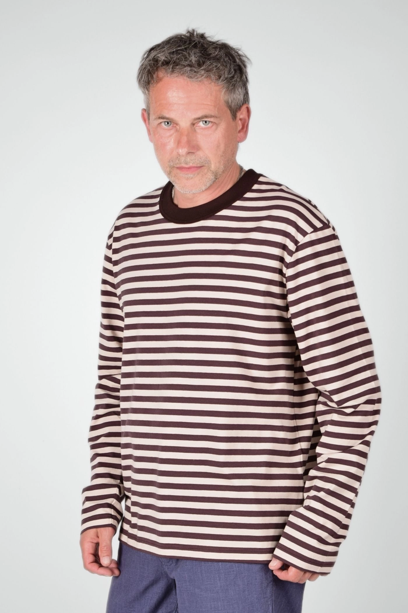 Seitenansicht vom Langarmshirt "Paul" aus Baumwolle in braun beige getsreift