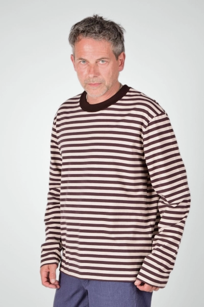 Seitenansicht vom Langarmshirt "Paul" aus Baumwolle in braun beige getsreift