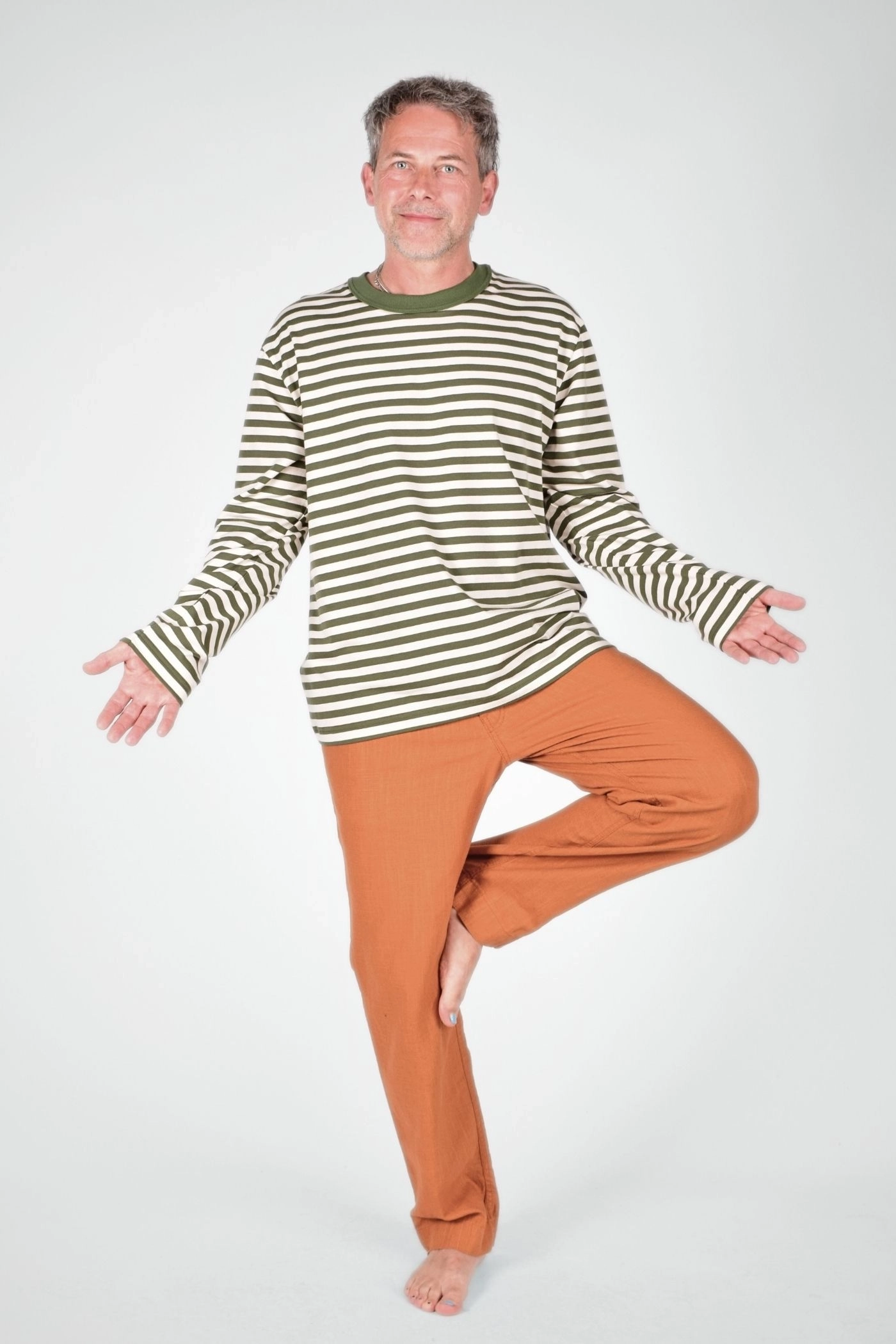 Frontansicht ganzes Model vom Baumwollshirt "Paul" in langarm - grün beige gestreift