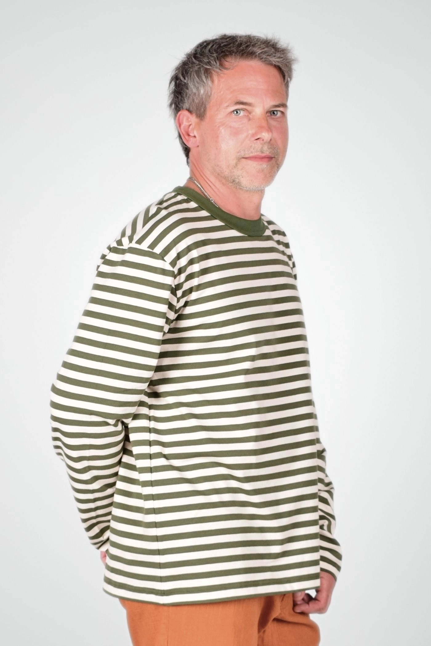 Seitenansicht vom Baumwollshirt "Paul" in langarm - grün beige gestreift