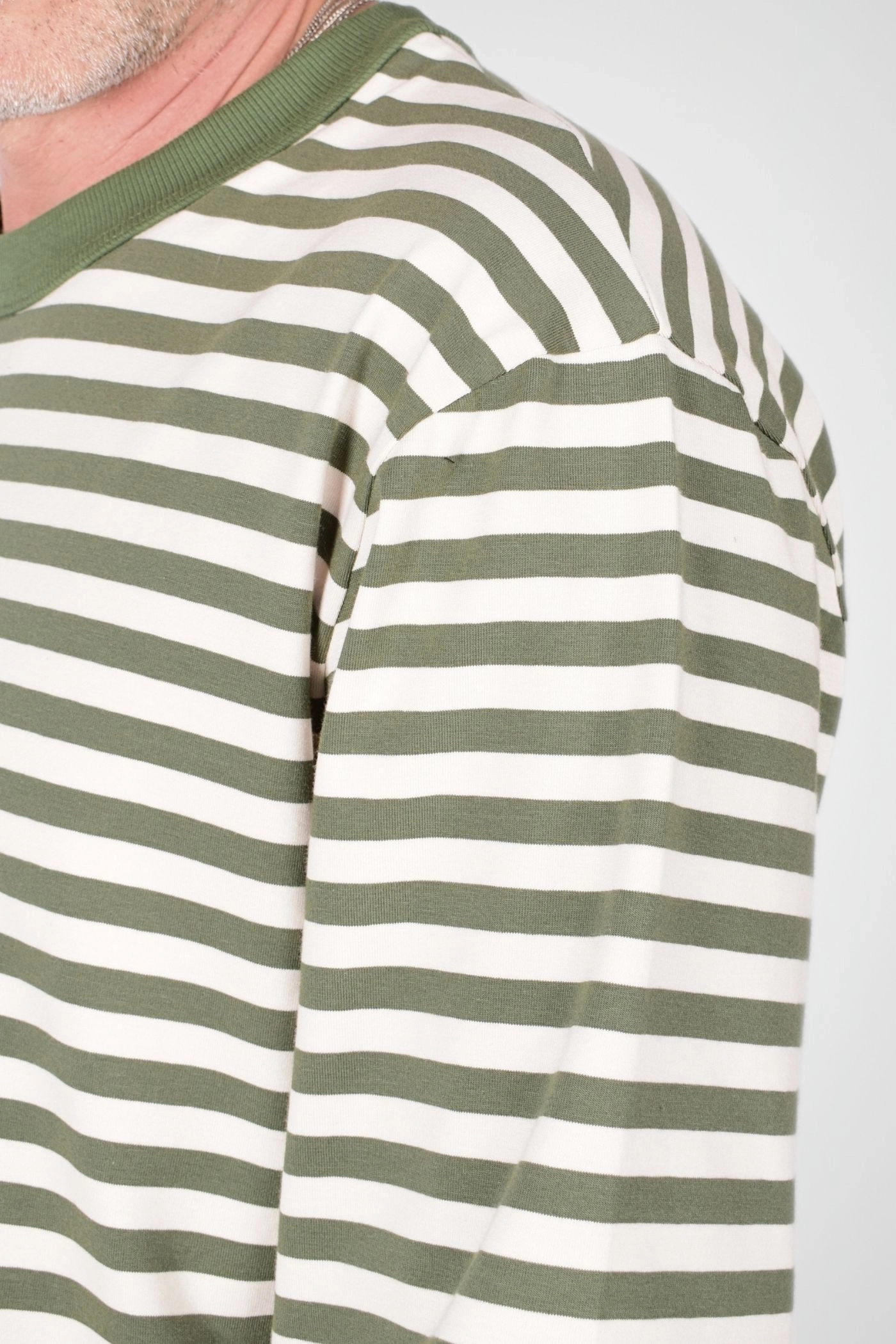 Detailansicht der Streifen vom Baumwollshirt "Paul" in langarm - grün beige