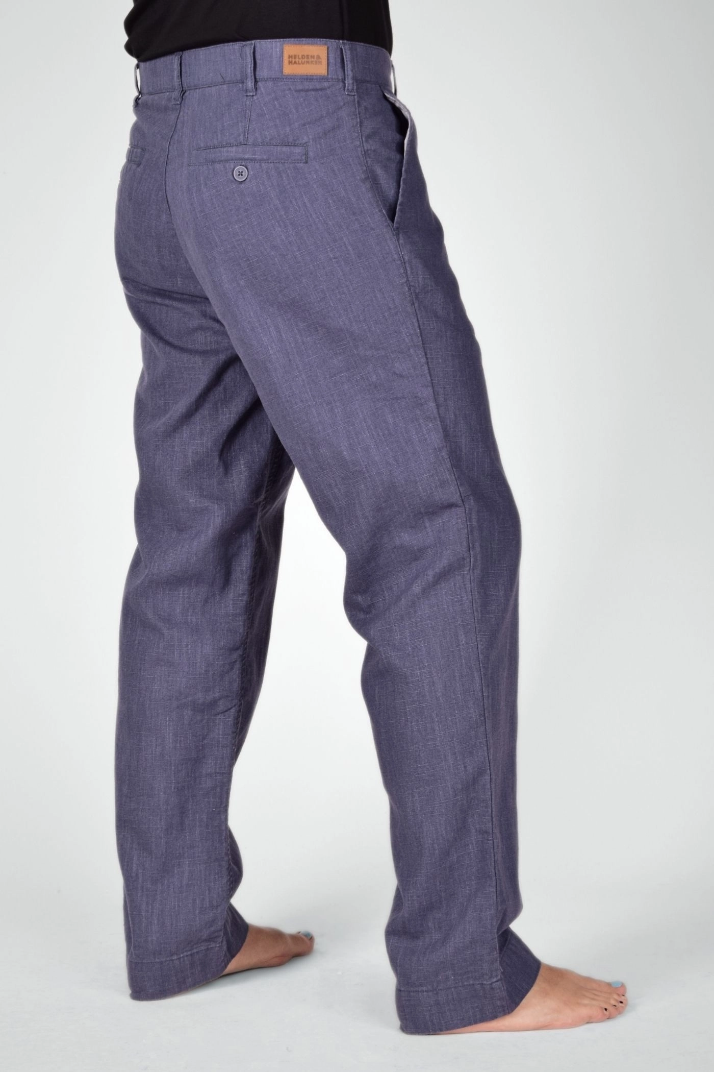 Seitenansicht der Chino Hose "Konrad" aus Leinen in blau