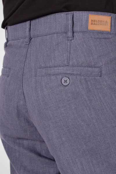 Detail der Gesäßtasche der Chino Hose "Konrad" aus Leinen in blau