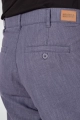 Detail der Gesäßtasche der Chino Hose "Konrad" aus Leinen in blau