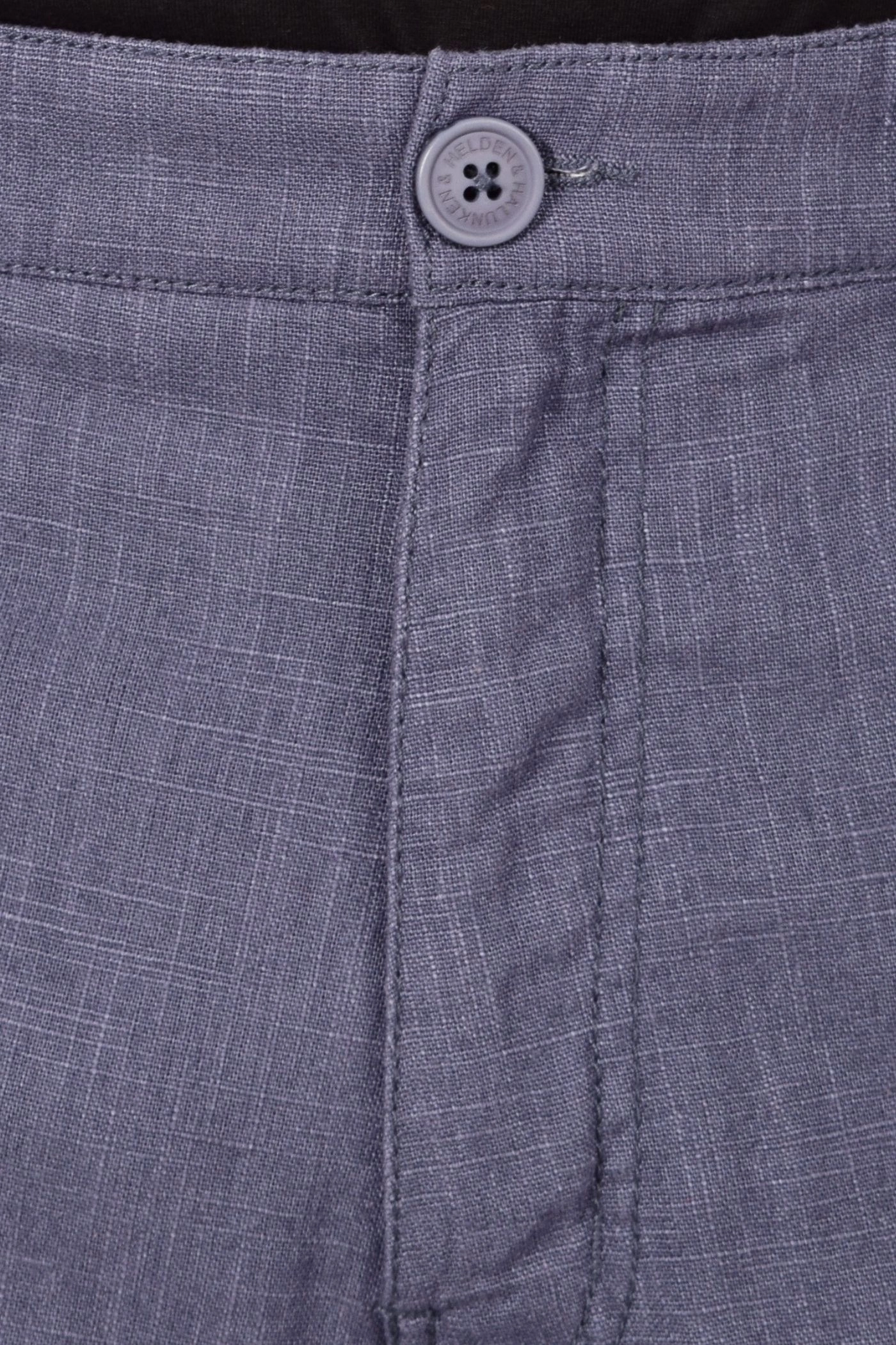 Detail des Reißverschlusses der Chino Hose "Konrad" aus Leinen in blau