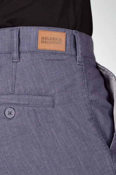 Detail des Markenschildes am Bund der Chino Hose "Konrad" aus Leinen in blau