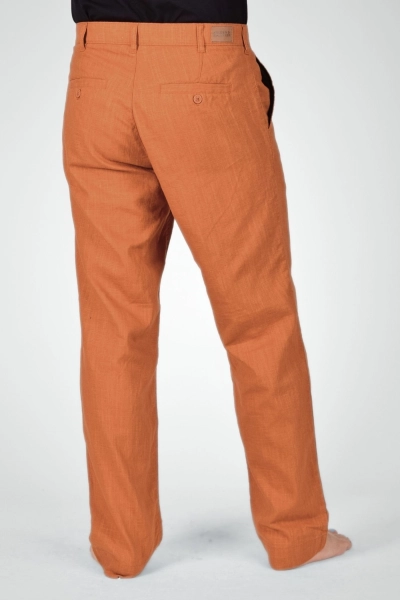 Frontansicht der Chino Hose "Konrad" aus Leinen in curry