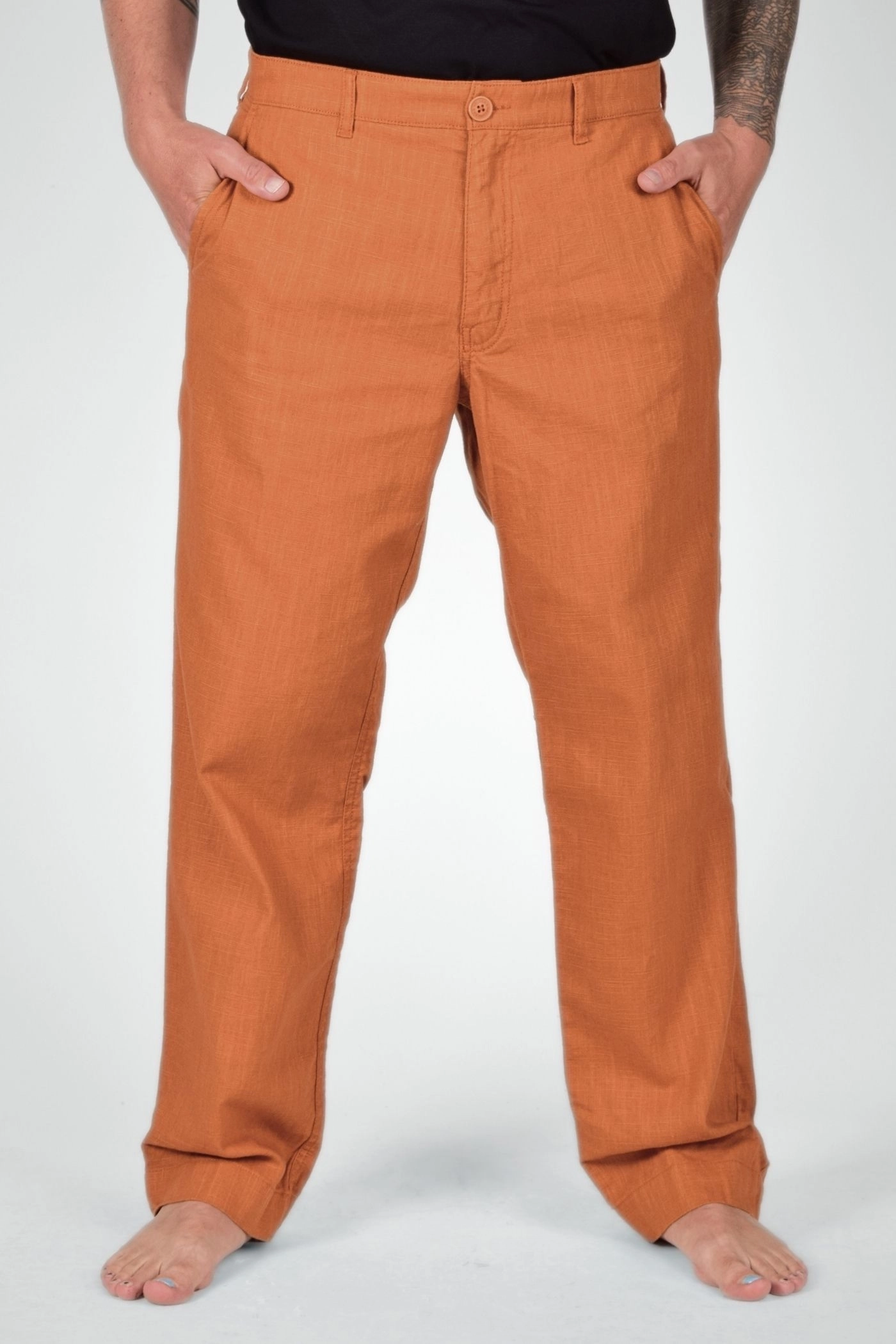 zweite Frontansicht der Chino Hose "Konrad" aus Leinen in curry