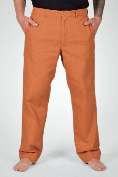 zweite Frontansicht der Chino Hose "Konrad" aus Leinen in curry