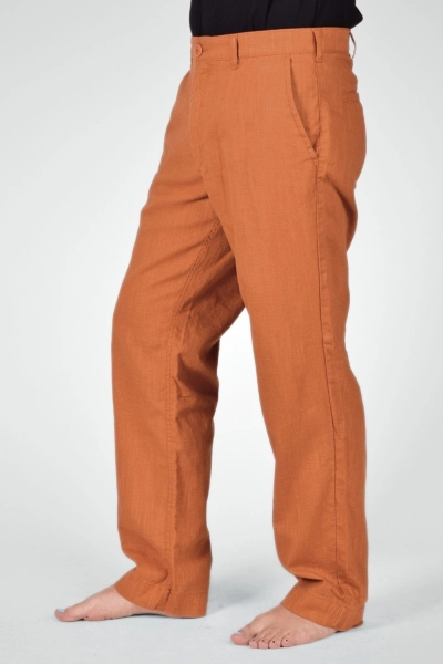 Seitenansicht der Chino Hose "Konrad" aus Leinen in curry
