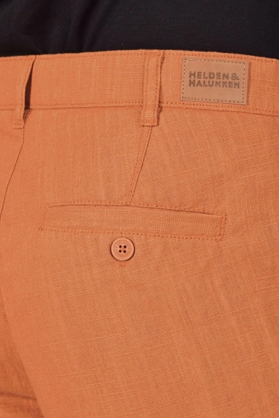 Detailansicht der Gesäßtasche der Chino Hose "Konrad" aus Leinen in curry