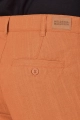 Detailansicht der Gesäßtasche der Chino Hose "Konrad" aus Leinen in curry