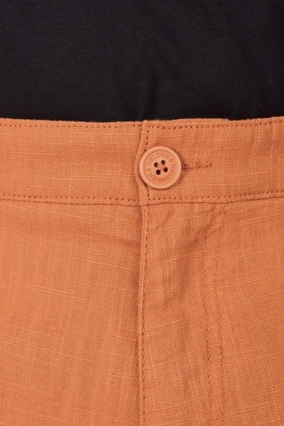 Detailansicht des Reißverschlusses der Chino Hose "Konrad" aus Leinen in curry
