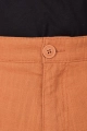 Detailansicht des Reißverschlusses der Chino Hose "Konrad" aus Leinen in curry