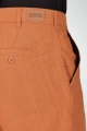 Detailansicht des Markenschildes am Bund der Chino Hose "Konrad" aus Leinen in curry