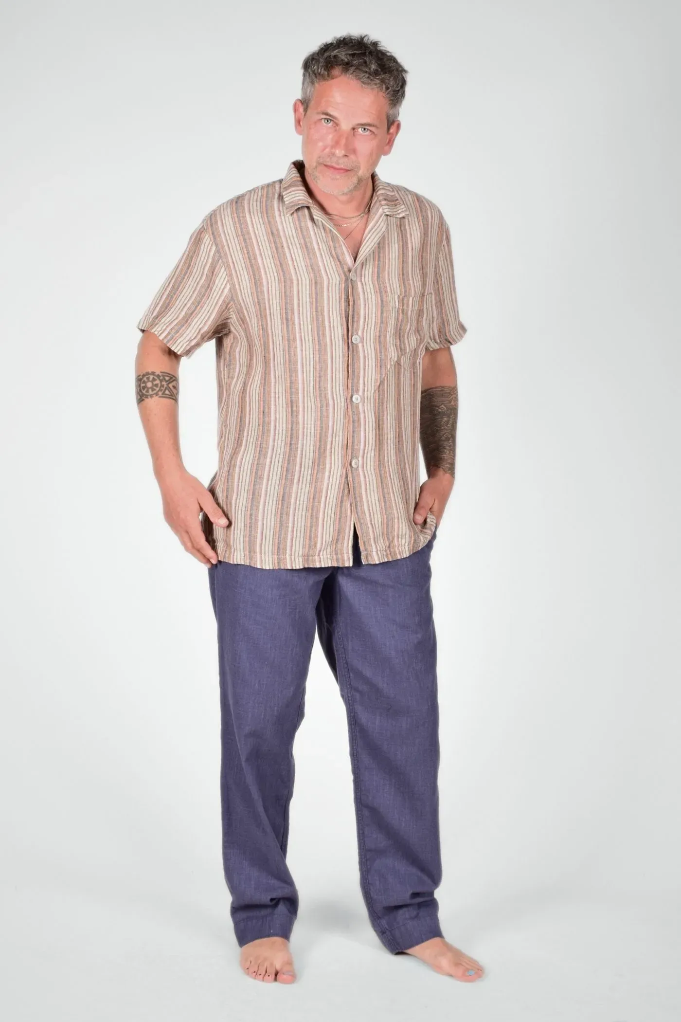 Frontansicht vom ganzen Model vom Hemd aus Leinen mit bunten hellen Streifen mit Hose "Konrad"
