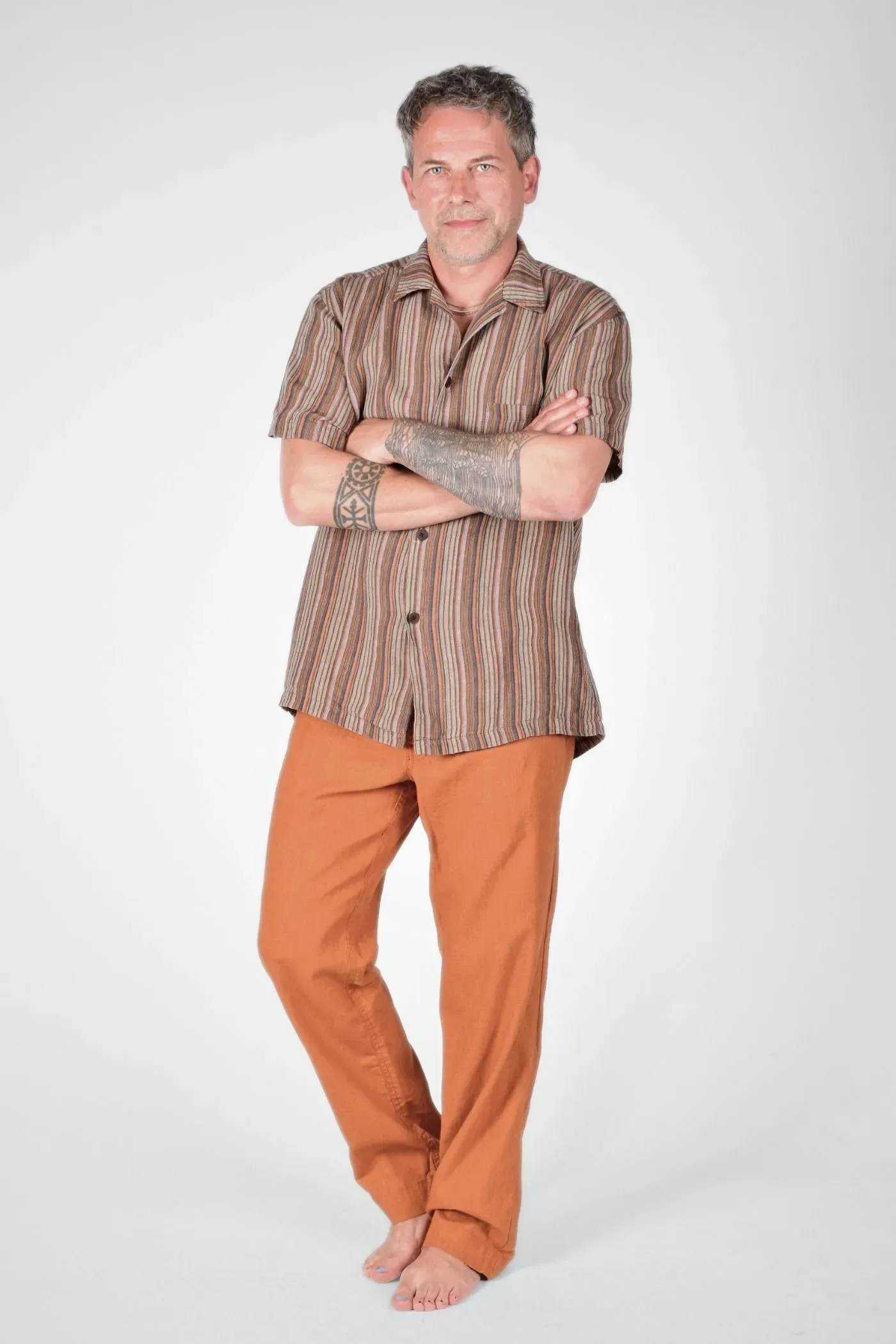 Frontansicht vom ganzen Model vom Hemd aus Leinen mit bunten dunklen Streifen mit Hose "Konrad"