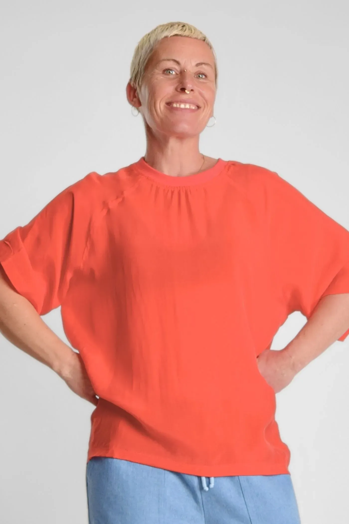 Rotes Oversize Shirt für Damen – Cupro & Rundhals – Potatoes