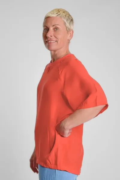 Rotes Oversize Shirt für Damen – Cupro & Rundhals – Potatoes