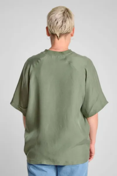 Grünes Oversize Shirt für Damen – Cupro & Rundhals – Potatoes