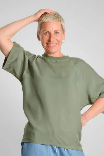 Grünes Oversize Shirt für Damen – Cupro & Rundhals – Potatoes