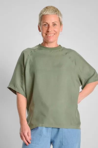 Grünes Oversize Shirt für Damen – Cupro & Rundhals – Potatoes