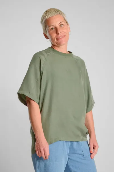 Grünes Oversize Shirt für Damen – Cupro & Rundhals – Potatoes