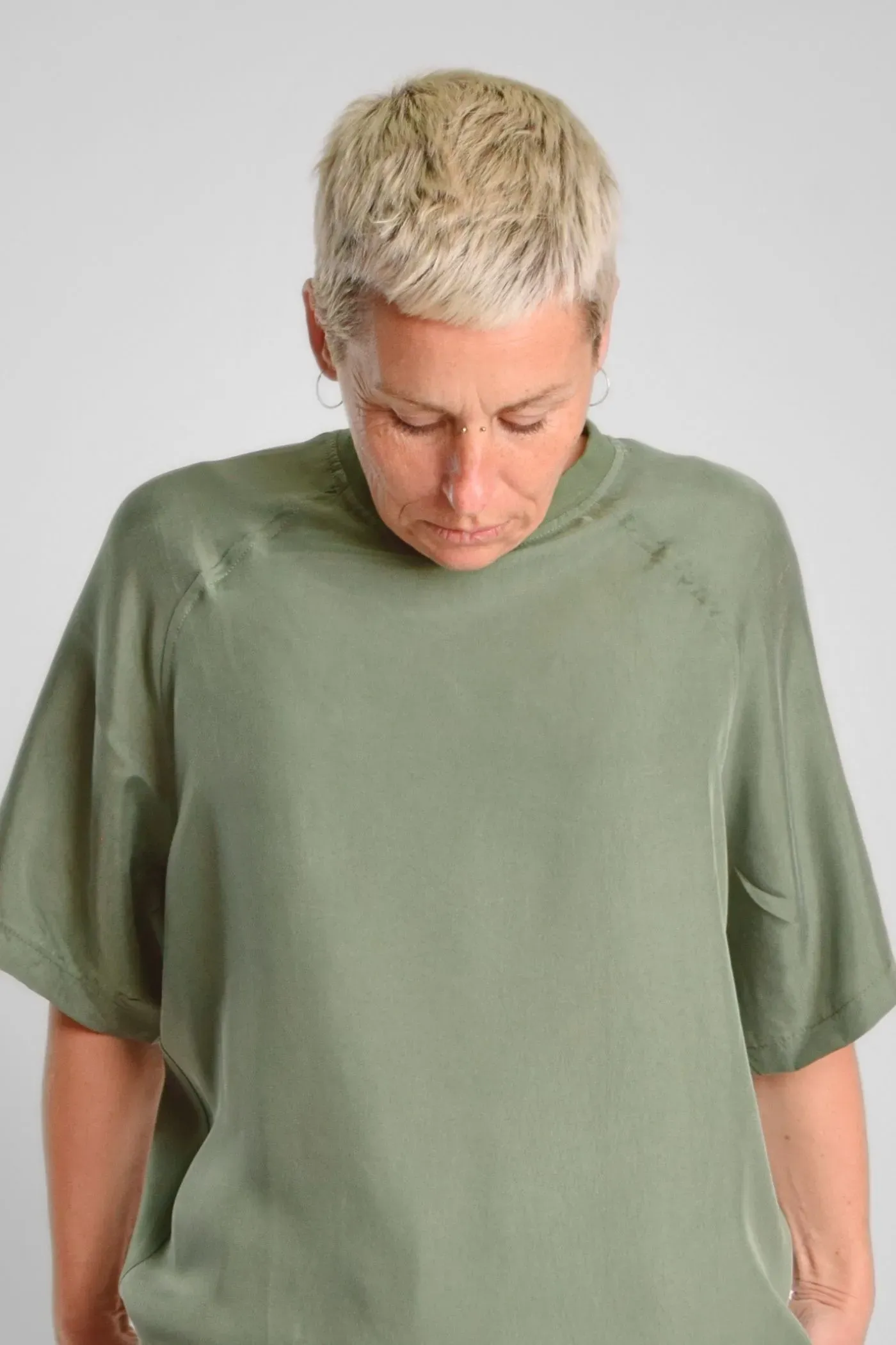 Grünes Oversize Shirt für Damen – Cupro & Rundhals – Potatoes