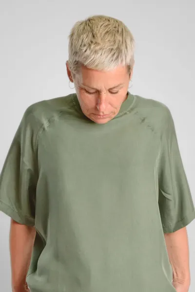 Grünes Oversize Shirt für Damen – Cupro & Rundhals – Potatoes