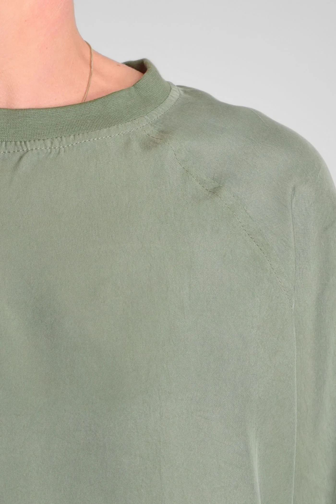 Grünes Oversize Shirt für Damen – Cupro & Rundhals – Potatoes