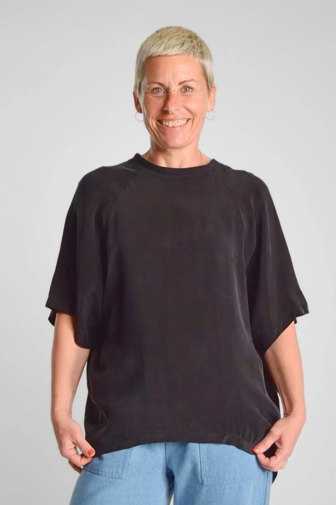 Schwarzes Oversize Shirt für Damen – Cupro & Rundhals – Potatoes
