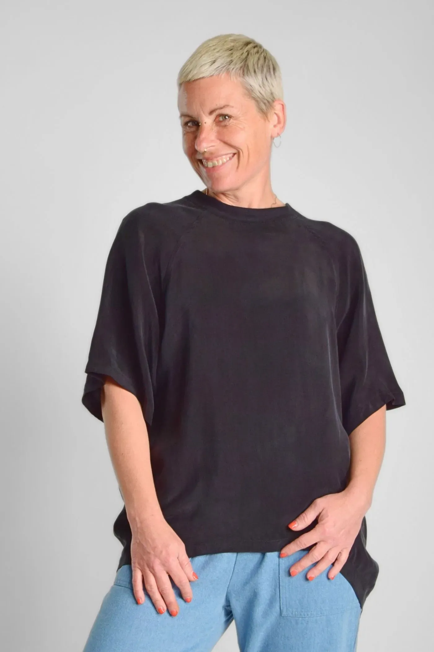 Schwarzes Oversize Shirt für Damen – Cupro & Rundhals – Potatoes