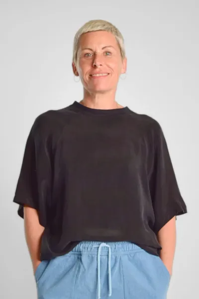 Schwarzes Oversize Shirt für Damen – Cupro & Rundhals – Potatoes