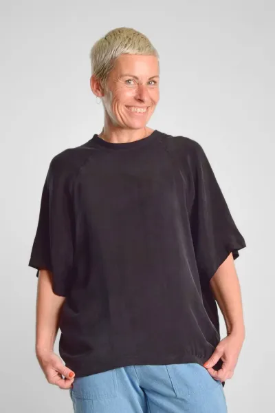 Schwarzes Oversize Shirt für Damen – Cupro & Rundhals – Potatoes