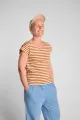seitliche Perspektive auf T-Shirt "Thrude" in terracotta und beige gestreift