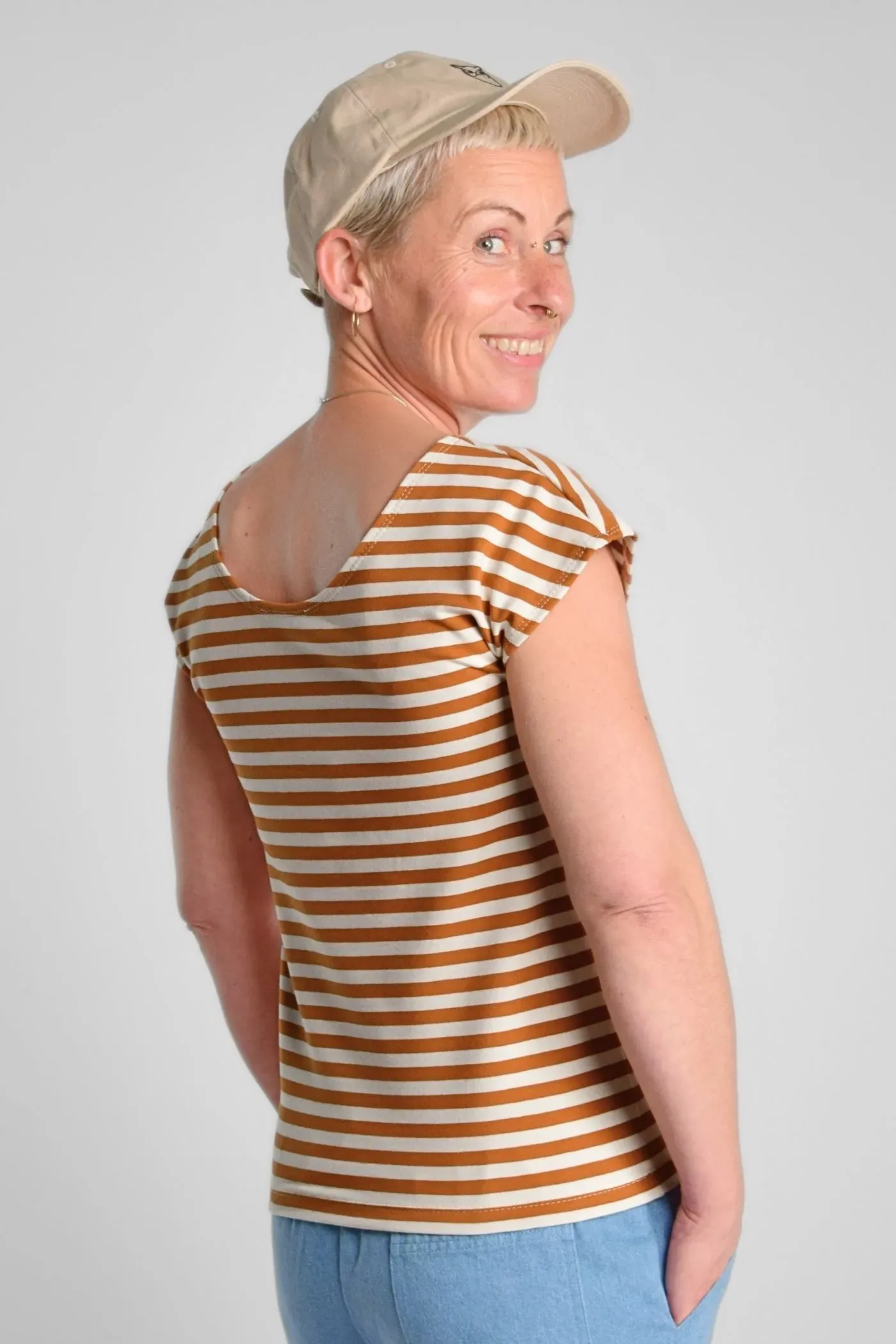 rückseitige Perspektive auf T-Shirt "Thrude" in terracotta und beige gestreift
