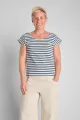 frontale Sicht auf T-Shirt "Thrude" in blau beige gestreift