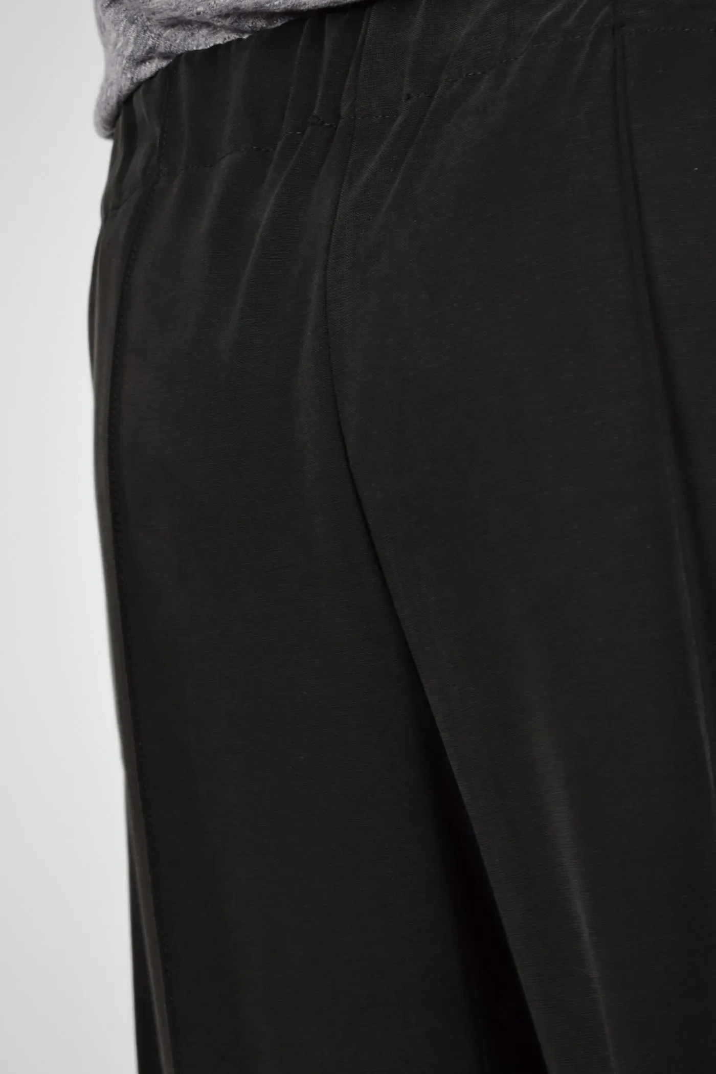 Weite Unisex-Schlupfhose aus Modal in Schwarz - Slow Fashion