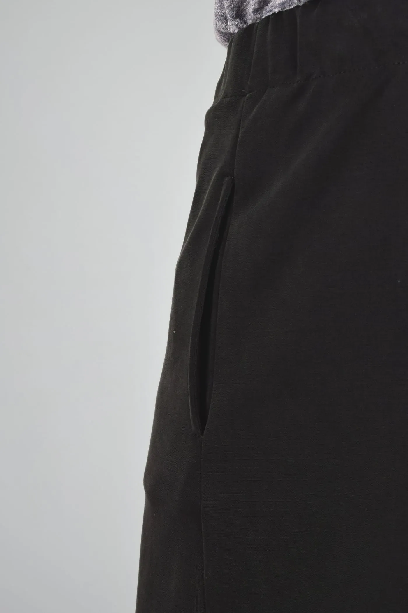 Weite Unisex-Schlupfhose aus Modal in Schwarz - Slow Fashion
