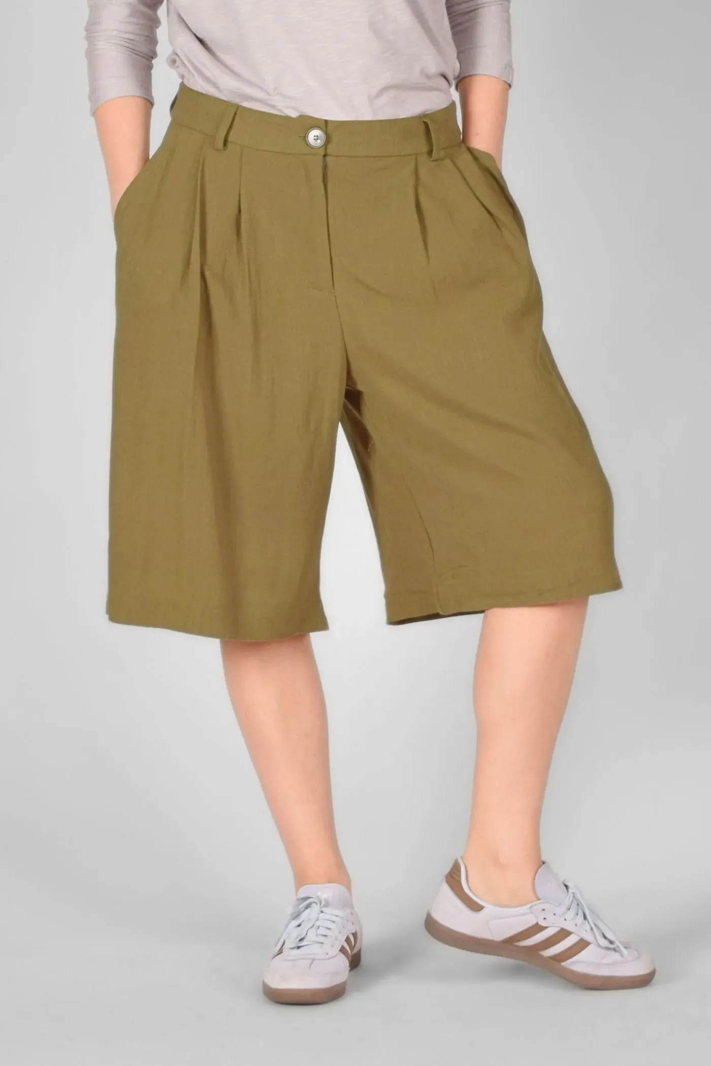 Bundfalten Shorts für Damen oliv - fair produziert kaufen