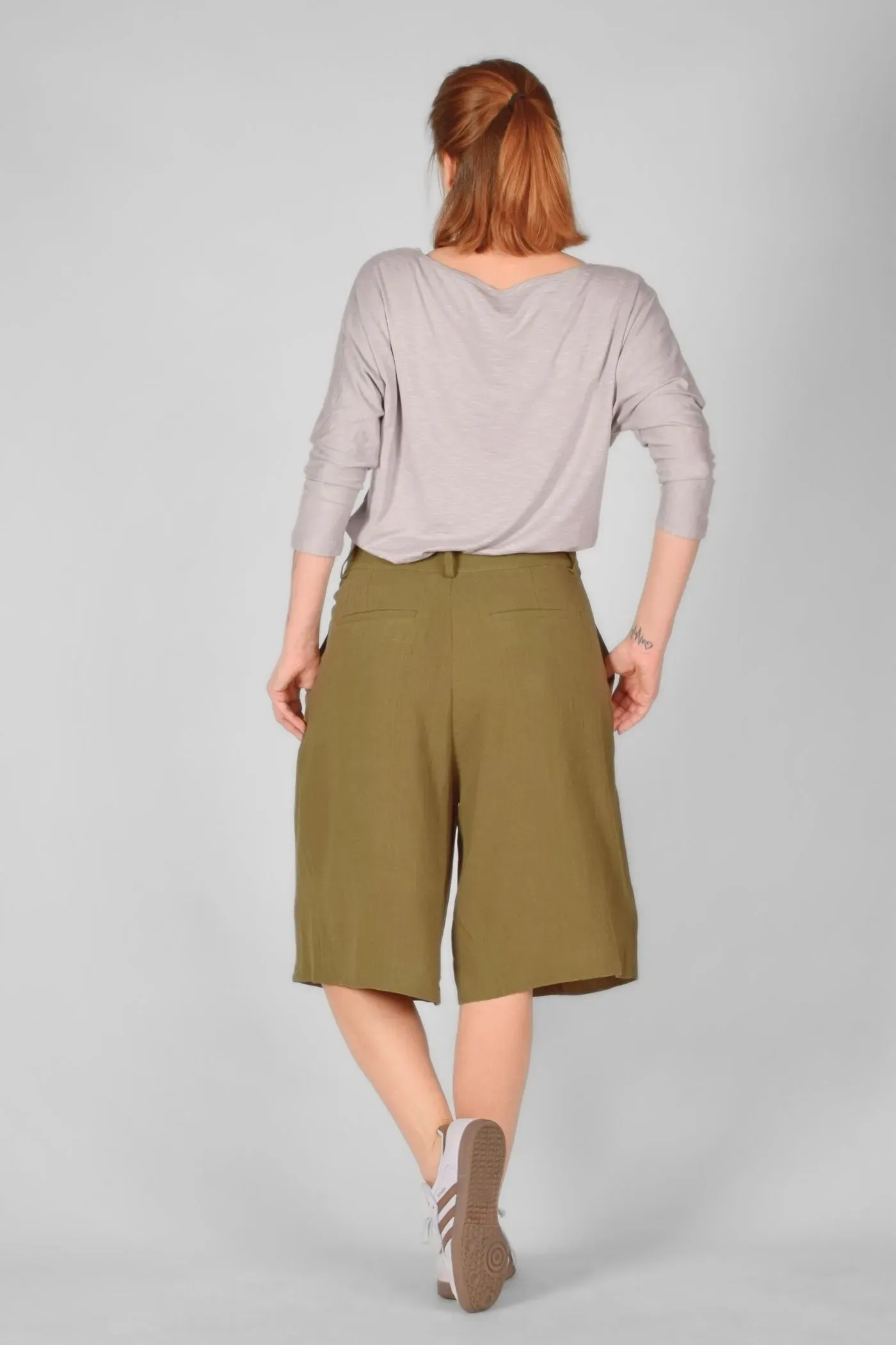 Bundfalten Shorts für Damen oliv - fair produziert kaufen