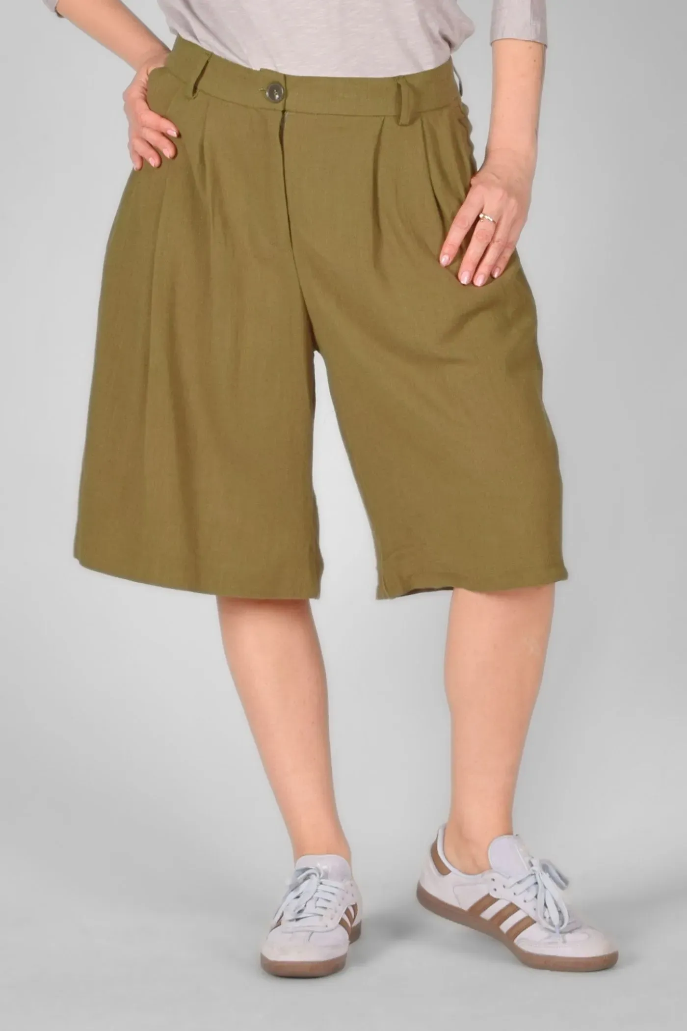 Bundfalten Shorts für Damen oliv - fair produziert kaufen