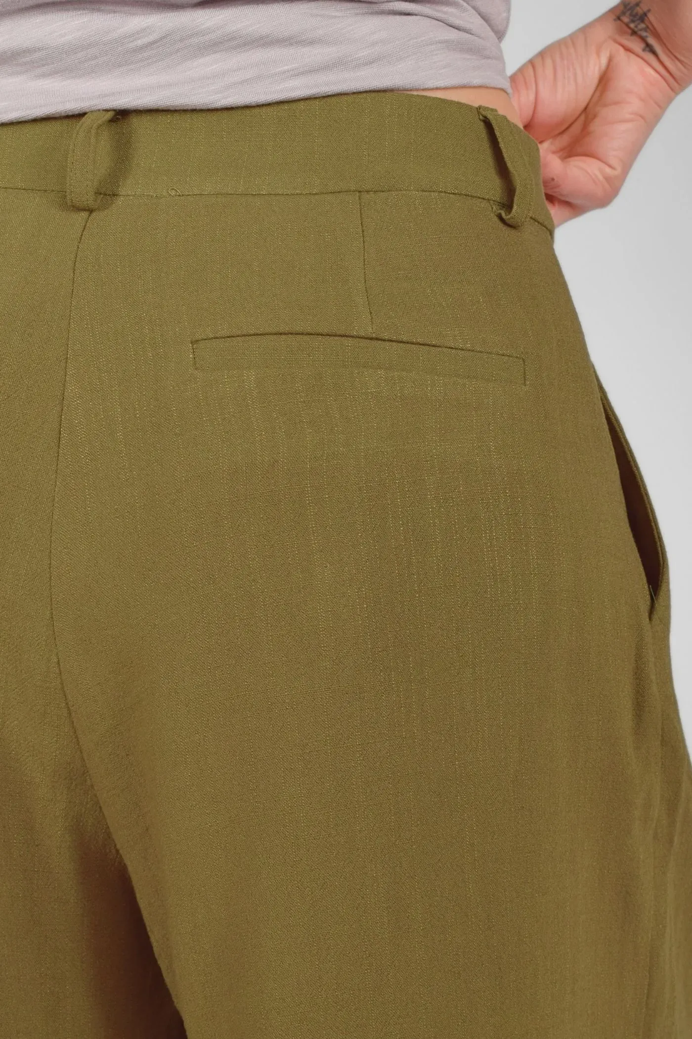 Bundfalten Shorts für Damen oliv - fair produziert kaufen