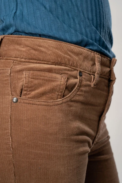 Cordhose für Damen Straight Leg Hellbraun Detailansicht von Einstecktasche