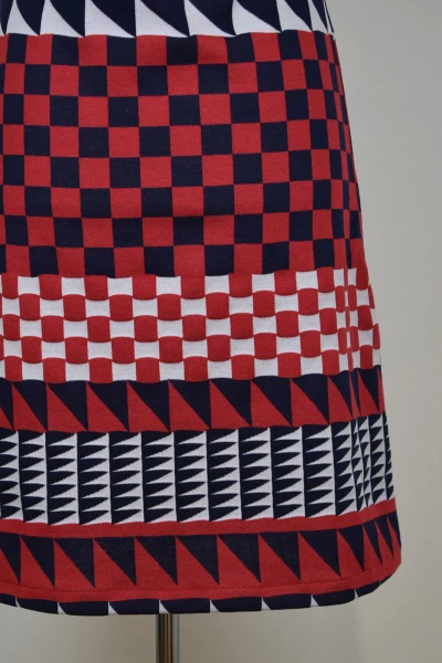 Kleid ärmellos geometrisch gemustert Detailansicht Kleidsaum